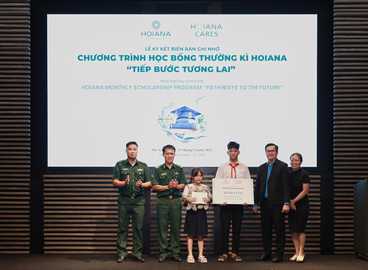 Hoiana trao học bổng cho đại diện các em học sinh tại chương trình