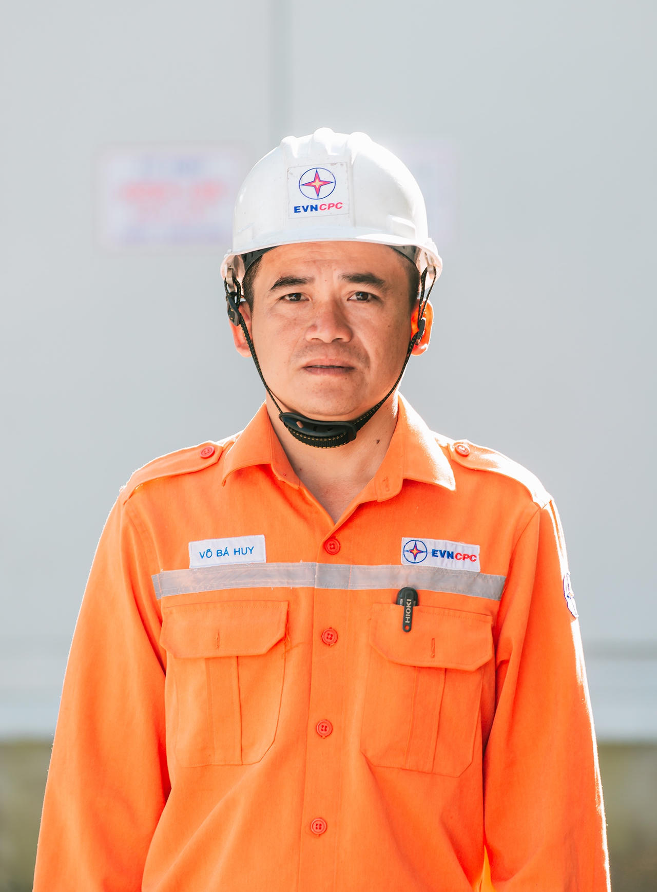 Đảng viên Võ Bá Huy - Tổ phó Tổ Quản lý vận hành đường dây và trạm, Điện lực Nam Sông Hương luôn nỗ lực trong công việc để hoàn thành tốt nhiệm vụ do Công ty được giao 