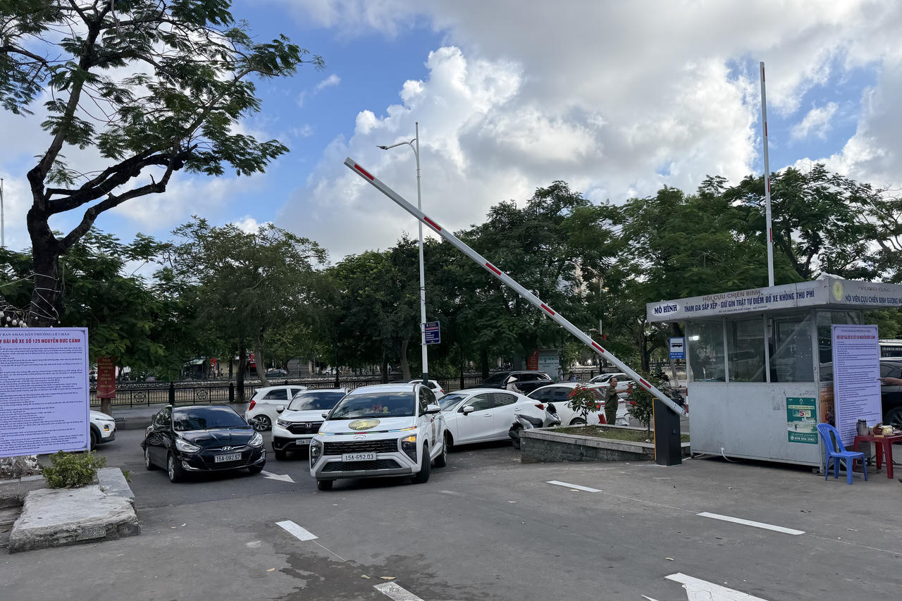 Bốt bảo vệ và cổng tự động kiểm soát phương tiện ngay từ lối vào (Ảnh: Hải Anh)