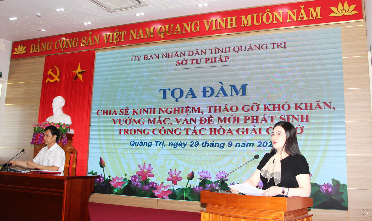 Bà Nguyễn Thị Lài, Phó Giám đốc Sở Dân tộc và Tôn giáo chia sẻ tại tọa đàm. (Ảnh: Minh Phương)