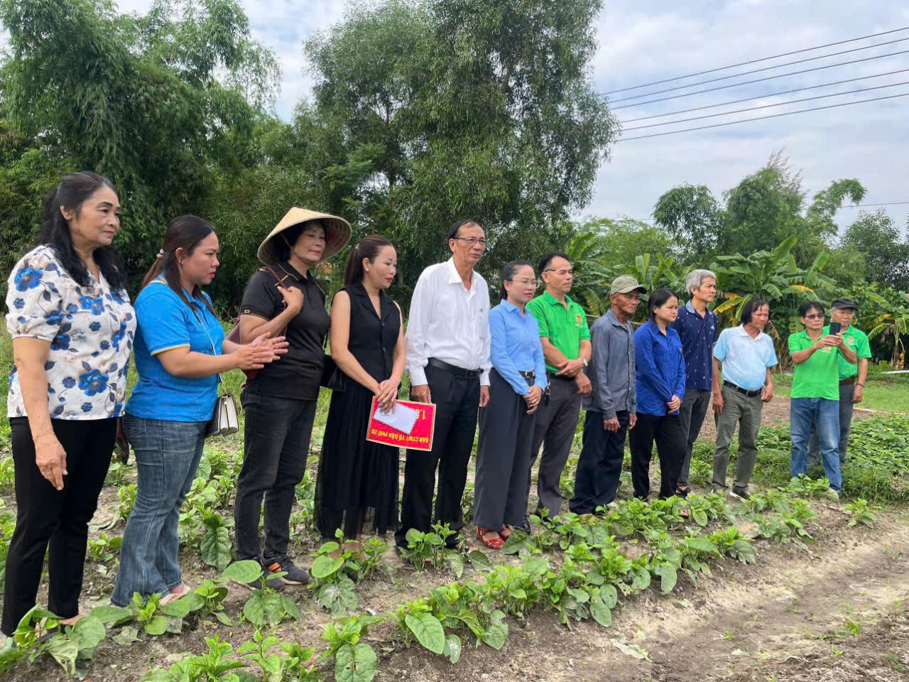 Những năm qua, ông Ba vẫn giữ thói quen xuống từng khu dân cư, gặp gỡ, lắng nghe và nắm bắt tâm tư, nguyện vọng của người dân