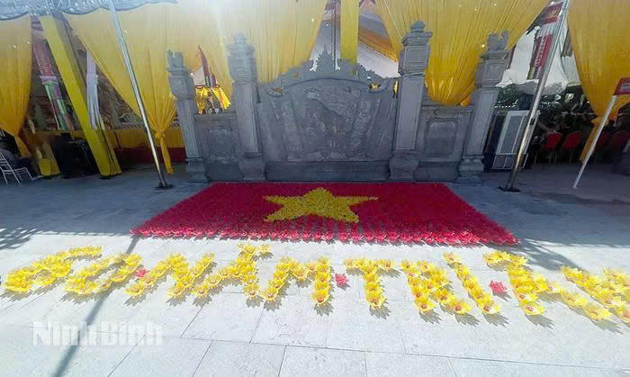 Những ngọn nến trang trí với khuôn hình kỷ niệm 60 năm Ngày hy sinh của Mười nữ dân quân pháo phòng không Lam Hạ. Ảnh: Báo Ninh Bình