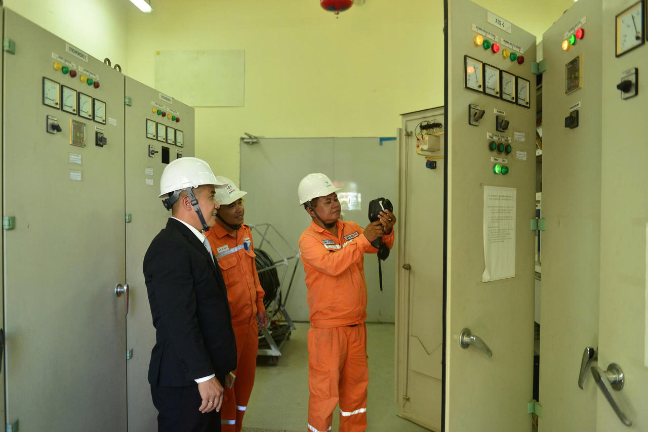 Trong suốt quá trình công tác, anh Huy thường xuyên tham gia các khóa đào tạo, bồi dưỡng về quản lý vận hành lưới điện, an toàn điện, phòng cháy chữa cháy, công nghệ số...