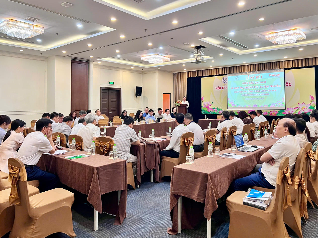 Toàn cảnh Lễ ký kết Biên bản ghi nhớ về hợp tác thông tin, tuyên truyền giữa Báo Pháp luật Việt Nam và Hiệp hội Công chứng viên Việt Nam, diễn ra sáng 29/9/2026 tại Hà Nội.