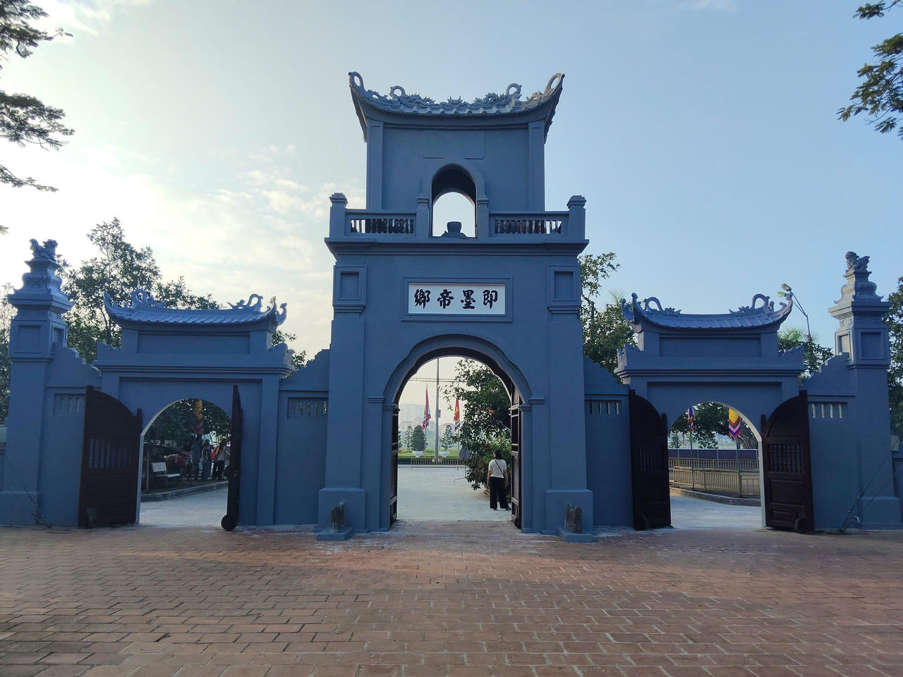 Điểm nổi bật của lễ hội Đền Trần năm 2026 là Cổng chính đã được sơn lại sáng đẹp nhưng vẫn giữ được nét cổ kính