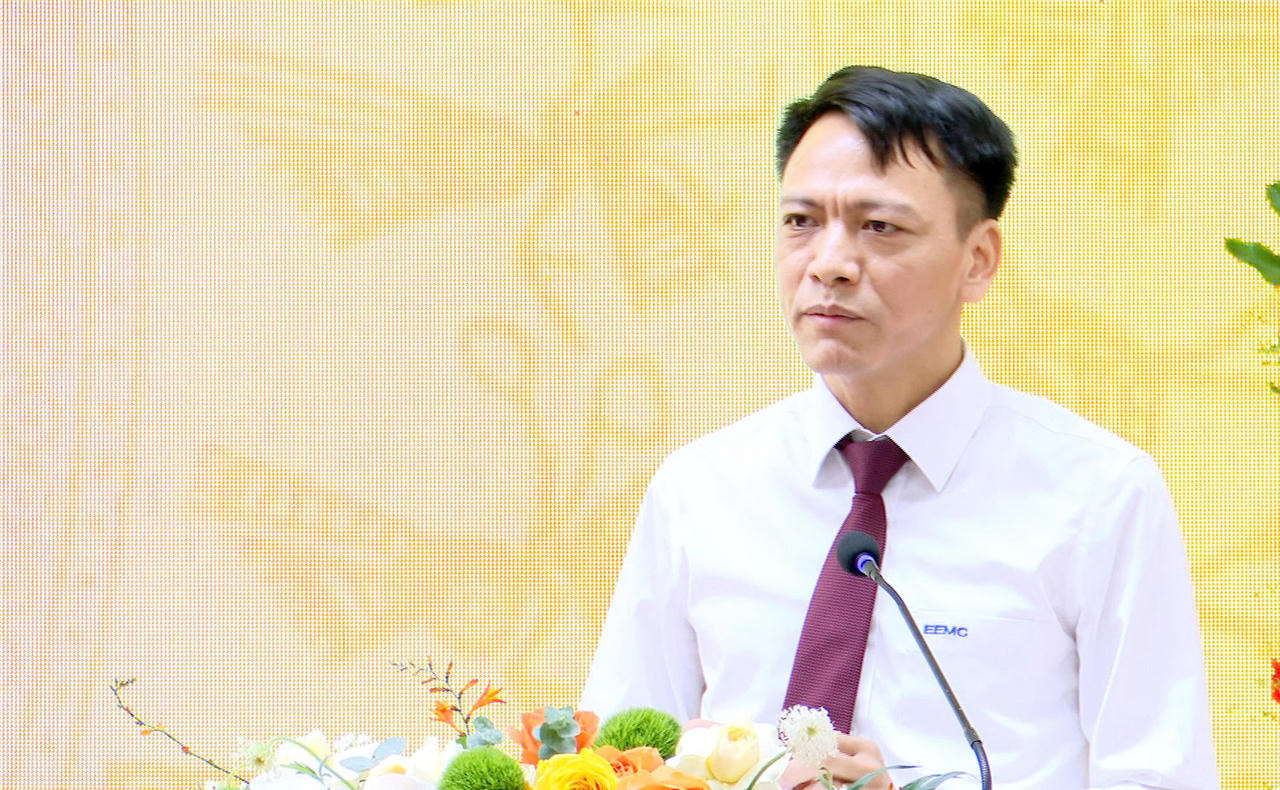 Ông Nguyễn Vũ Cường, Bí thư Đảng ủy, Tổng Giám đốc Tổng công ty Thiết bị điện Đông Anh, báo cáo tại lễ khởi công.