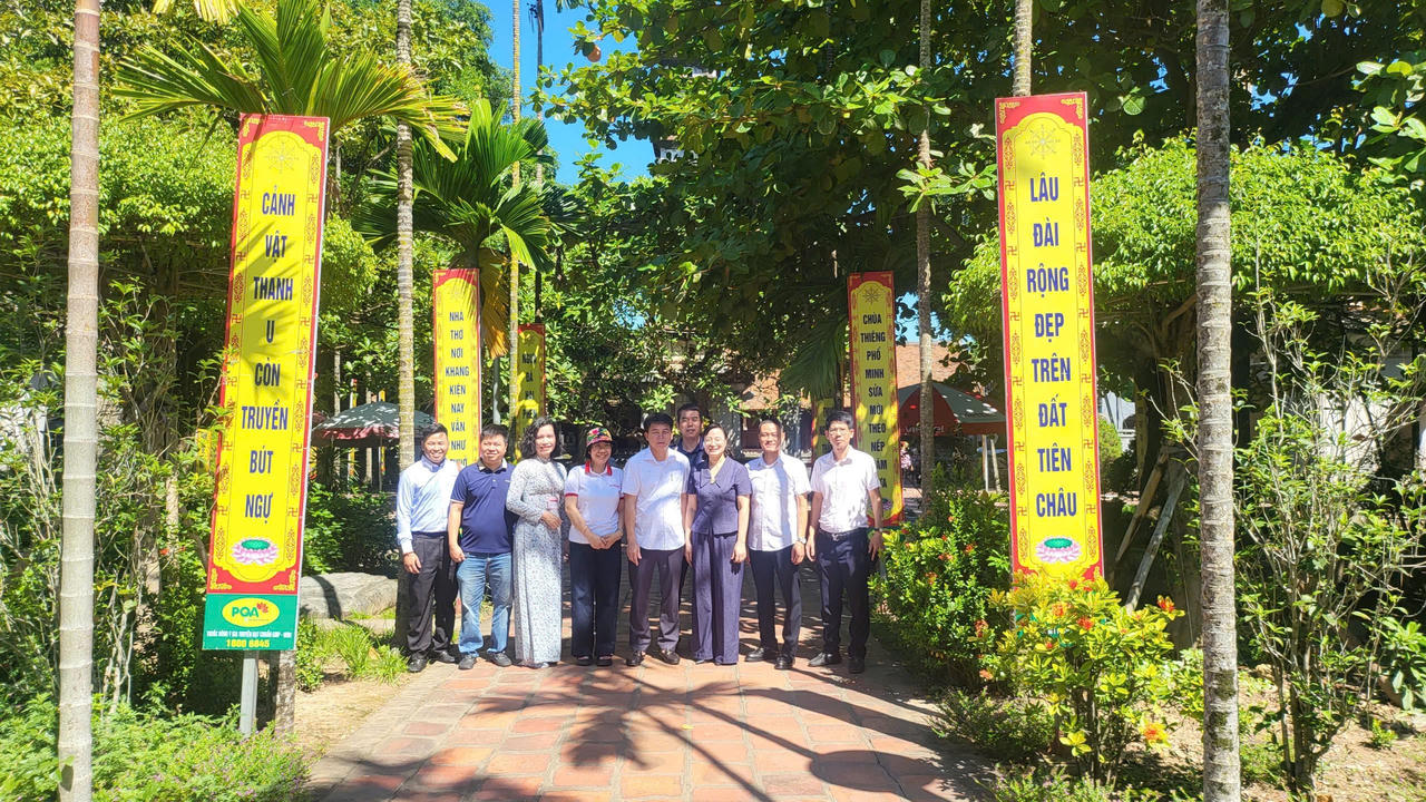 Lãnh đạo phường Nam Định chụp ảnh lưu niệm cùng Đoàn công tác Báo Pháp luật Việt Nam. (Ảnh: Đông Bắc)