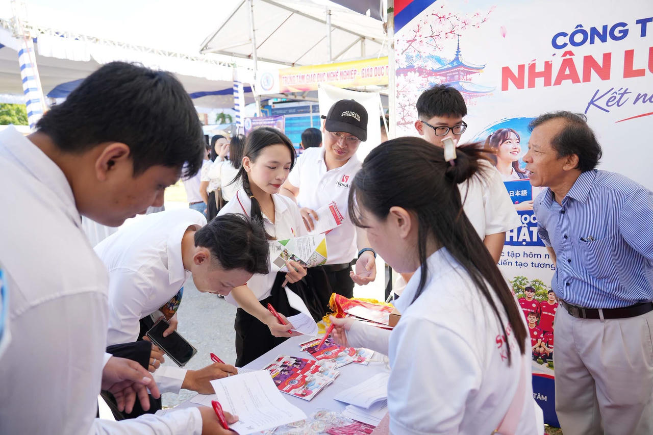 Tư vấn, hướng nghiệp tuyển sinh. (Ảnh: UBND TP Huế)