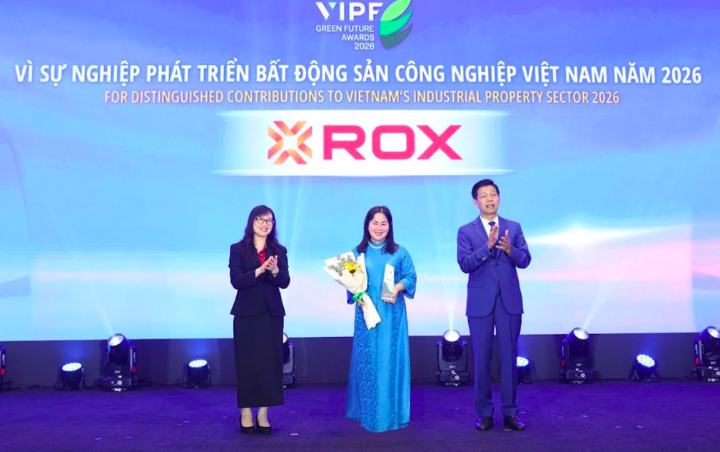 Đại diện ROX Group nhận vinh danh từ BTC VIPF 2026. Ảnh: ROX