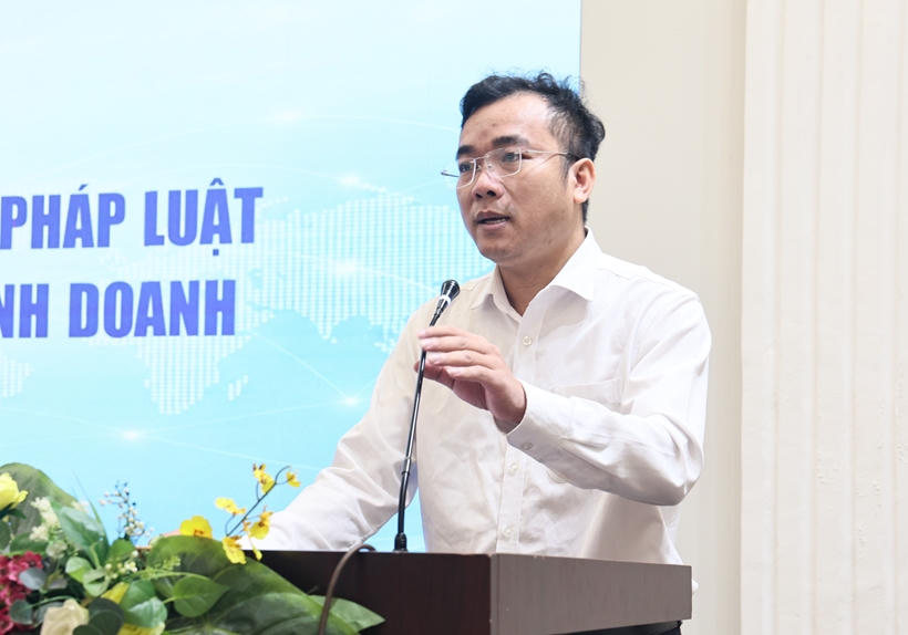  Đại diện Chi Cục Điều tra Chống buôn lậu, Cục Hải quan (Bộ Tài chính) phát biểu tham luận.