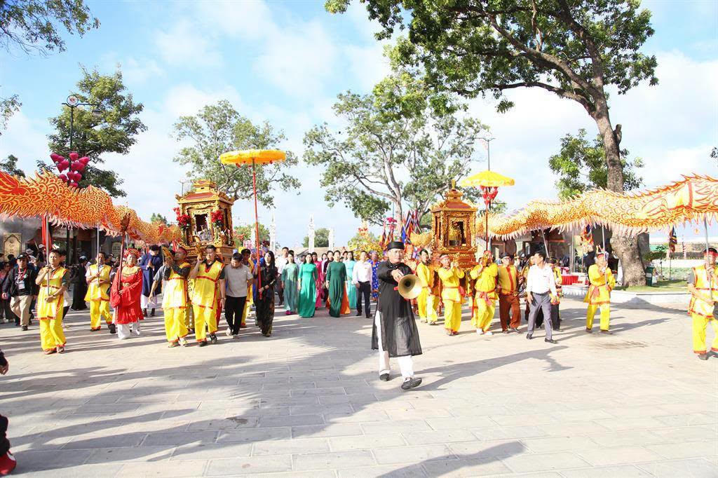Hàng vạn du khách đã đến trẩy hội, tham quan, chiêm bái tại hai di tích Côn Sơn và Kiếp Bạc năm nay (ảnh Phương Thanh)