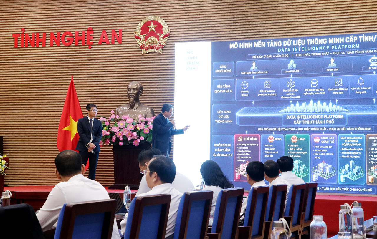 Các doanh nghiệp công nghệ trình bày cấu trúc Kho dữ liệu chung của tỉnh tại Lễ ra mắt (Ảnh: P. Quỳnh)