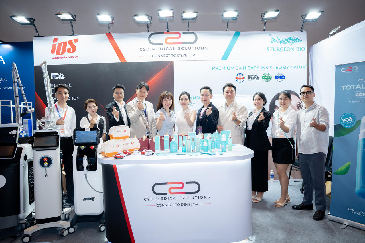Ban lãnh đạo C2D Medical Solutions Việt Nam và ông Philip Hyi-rip Shin đại diện nhãn hàng IDS (thứ 4 từ trái sang)