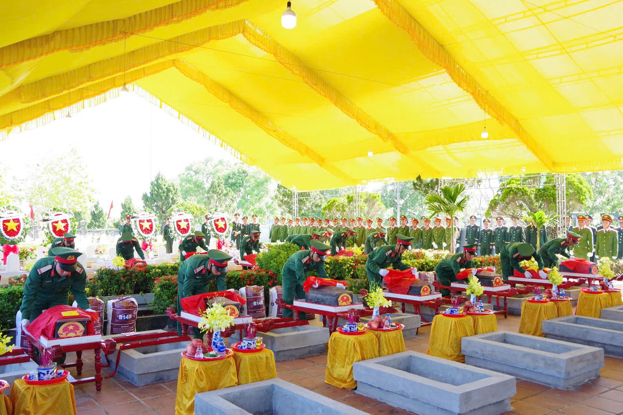 Trang nghiêm lễ truy điệu, an táng 30 hài cốt liệt sĩ tại Quảng Trị