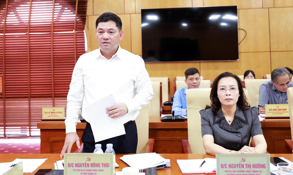 Bí thư Thành ủy Bắc Ninh Nguyễn Hồng Thái phát biểu tại cuộc làm việc. (ảnh Quốc Trường)