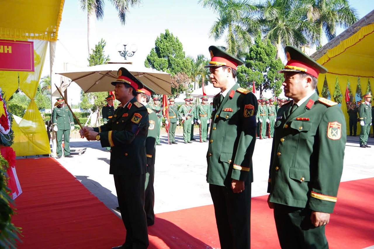 Đoàn Ban chỉ đạo Quân khu 4 do Thiếu tướng Lê Văn Trung, Phó Chính ủy, Trưởng Ban chỉ đạo Quân khu 4 làm trưởng đoàn lên dâng hoa, dâng hương, kính viếng. (Ảnh: X.D)