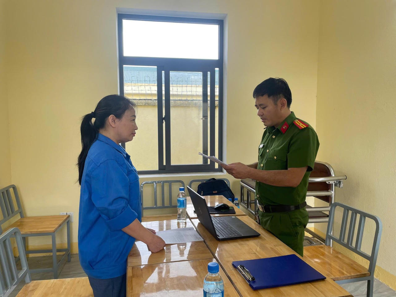 Quyết định khởi tố bổ sung bị can Phạm Thị Minh Lý - Giám đốc công ty TNHH Lý Tuấn về tội "Mua bán trái phép hoá đơn và trốn thuế". (Ảnh Công an tỉnh Quảng Ngãi)