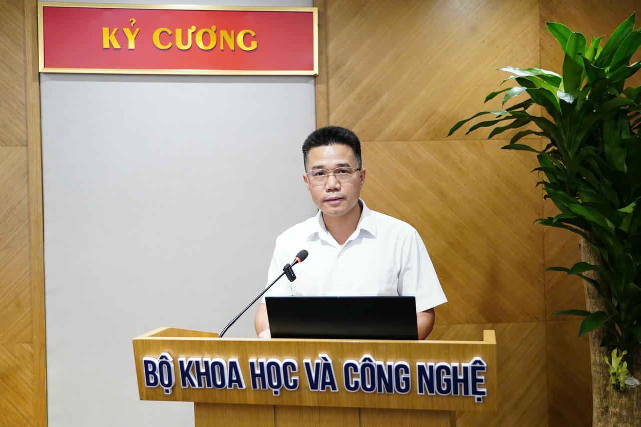 Ông Lê Văn Chung, đại diện Vụ Bưu chính, Bộ Khoa học và Công nghệ giới thiệu những điểm mới của dự thảo Luật Bưu chính (sửa đổi). (Ảnh: MST)