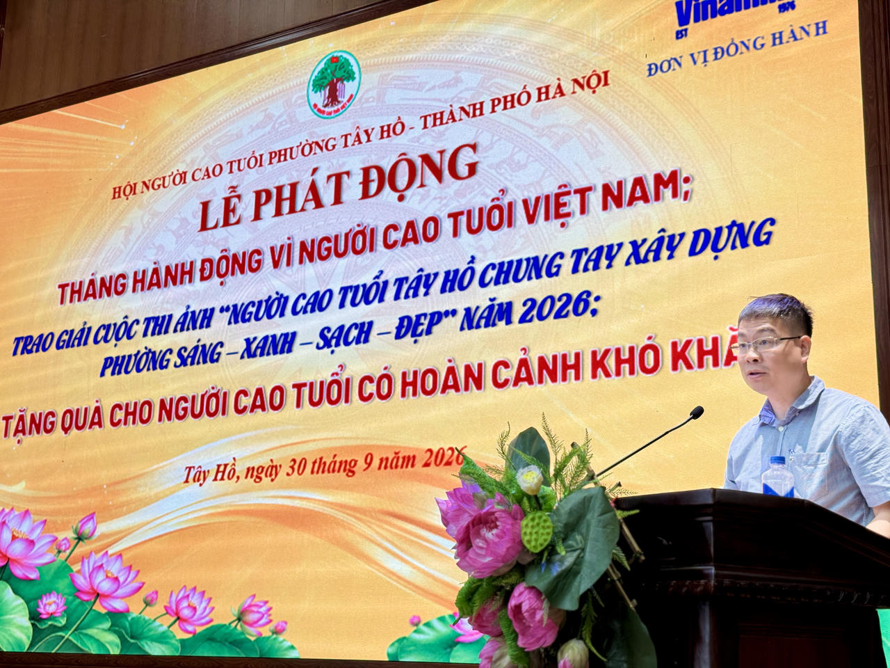 Phó Chủ tịch UBND phường Tây Hồ Nguyễn Việt Cường biểu dương và ghi nhận những kết quả Hội Người cao tuổi phường đạt được trong 9 tháng đầu năm. (Ảnh: PV)