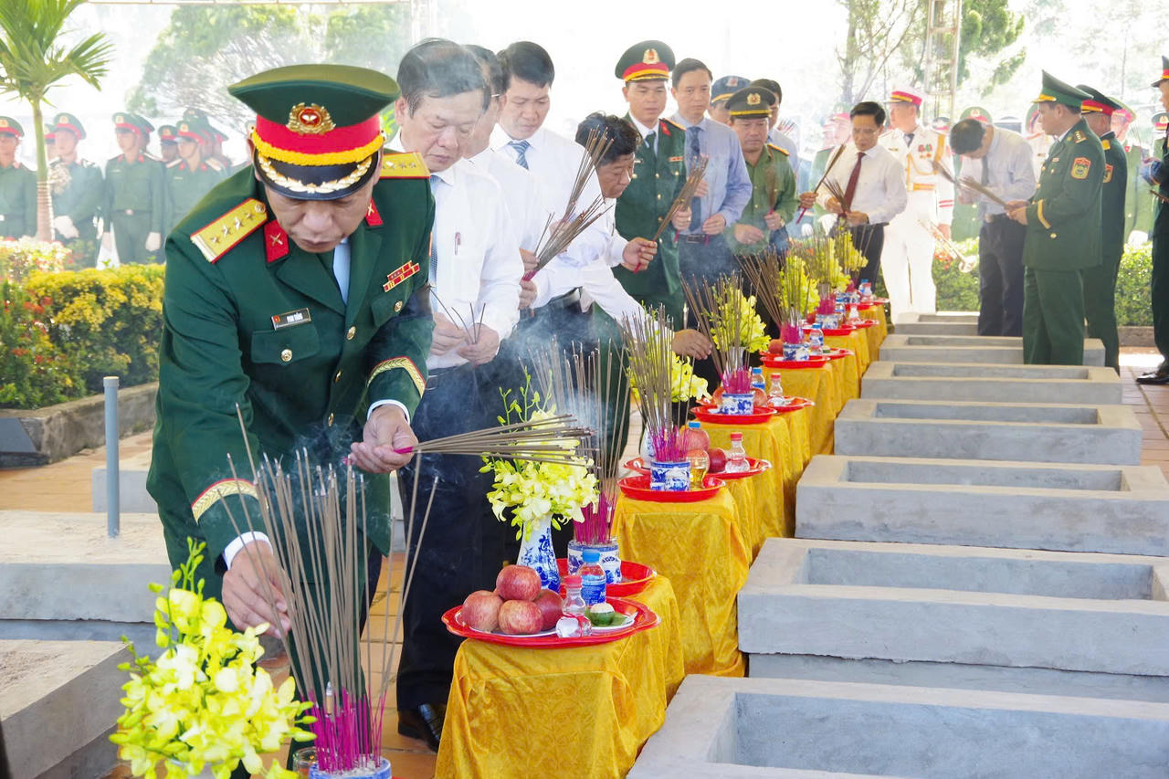 Trang nghiêm lễ truy điệu, an táng 30 hài cốt liệt sĩ tại Quảng Trị