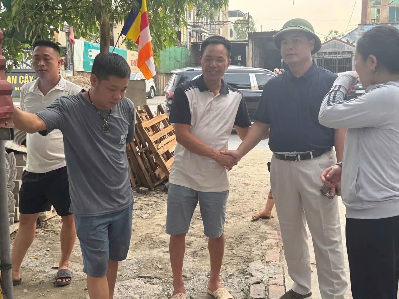  Lãnh đạo xã Việt Tiến trực tiếp xuống địa bàn, trực tiếp gặp dân, nghe dân nói, giải thích để dân hiểu và cùng tháo gỡ những vấn đề phát sinh (Ảnh Vũ Hùng)