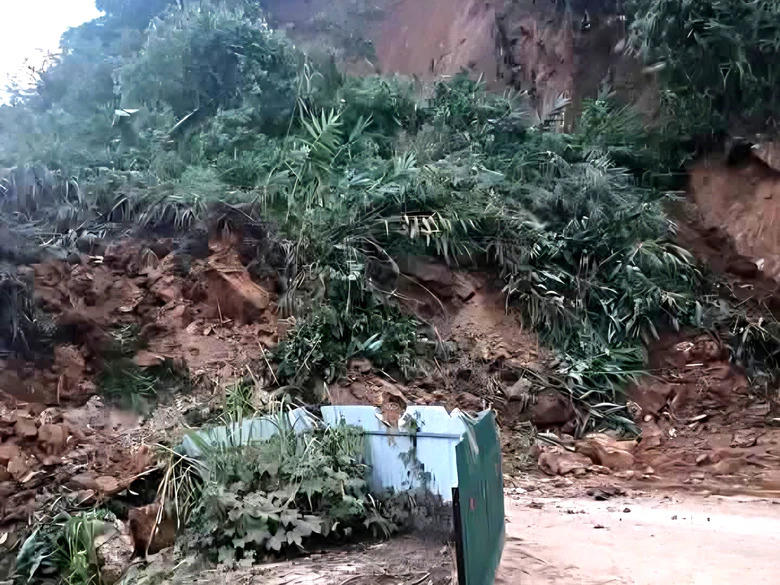 Khối lượng đất đá tràn xuống mặt đường ước tính hơn 10.000m³ (Ảnh: laocai.gov.vn)