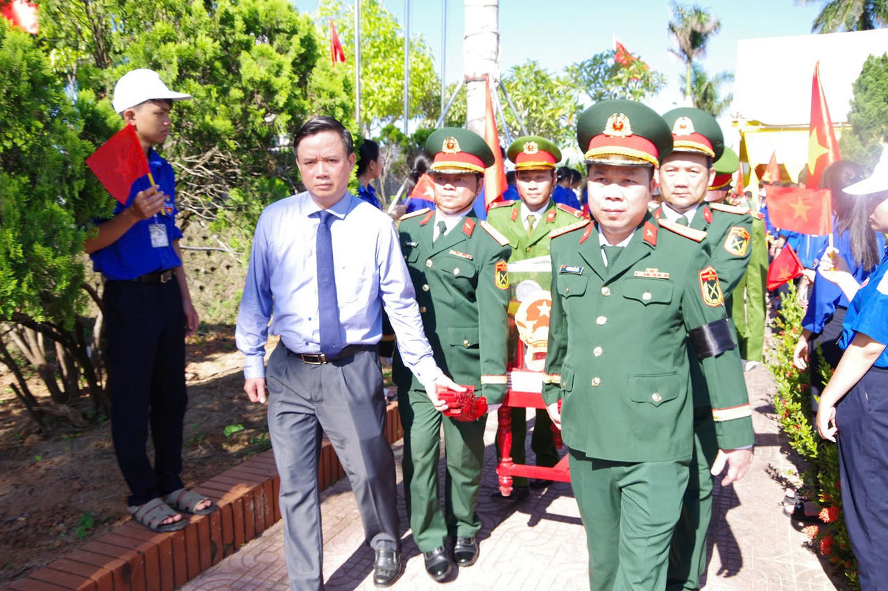 Trang nghiêm lễ truy điệu, an táng 30 hài cốt liệt sĩ tại Quảng Trị