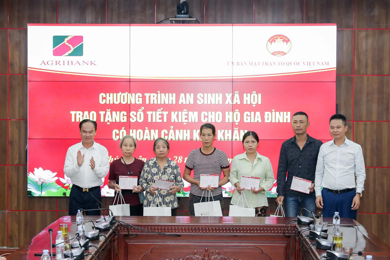 Đồng chí Trần Văn Dũng, thành viên HĐTV Agribank trao sổ tiết kiệm cho hộ dân có hoàn cảnh khó khăn