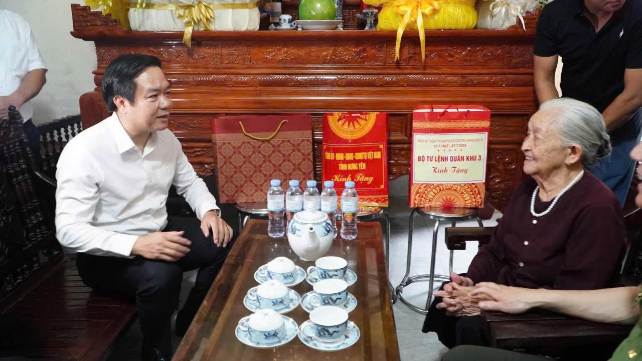 Bí thư Tình uỷ Hưng Yên - Phạm Quang Ngọc tới thăm và tặng quà, động viên mẹ Liệt Sĩ Tạ Thị Hải. (Ảnh Vũ Hùng)