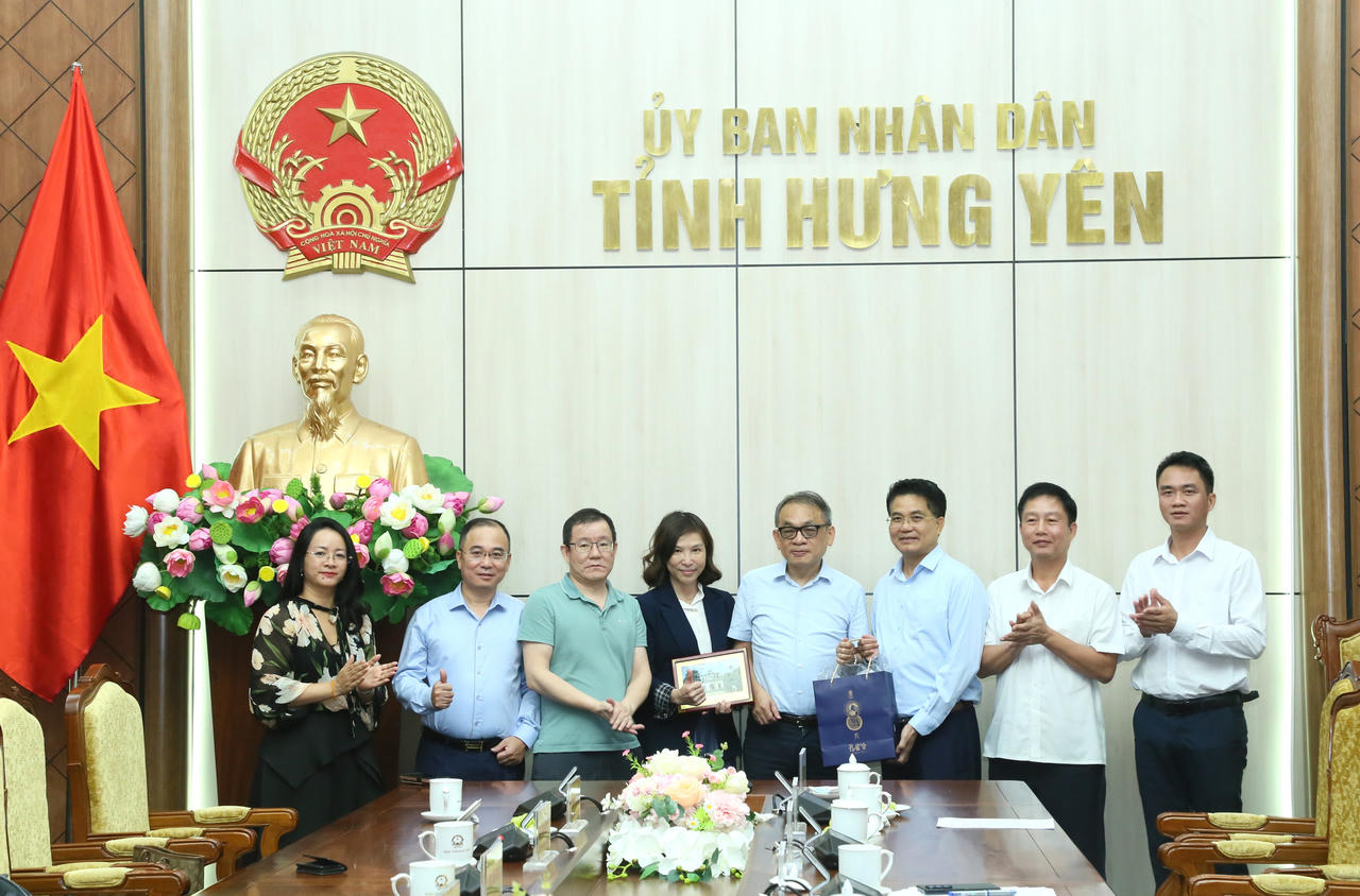 Phó Chủ tịch UBND tỉnh Lê Quang Hòa cùng các đại biểu chụp ảnh lưu niệm sau buổi làm việc. (Ảnh Cổng TTĐT Hưng Yên)
