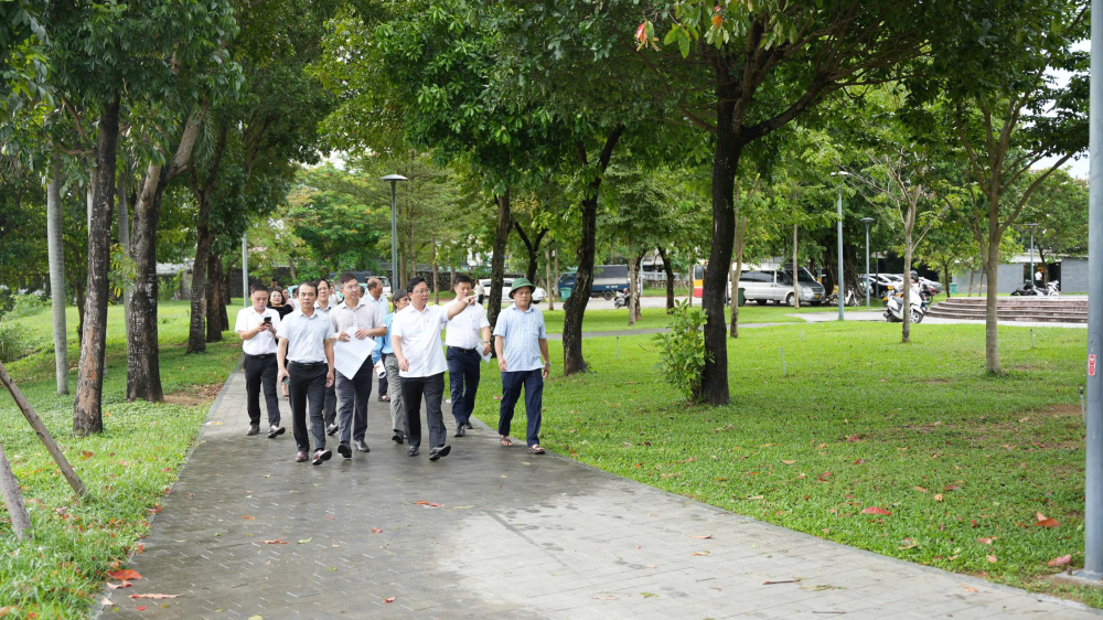 Chủ tịch UBND thành phố Lê Trí Thanh khảo thực địa không gian phát triển dịch vụ, du lịch trên địa bàn thành phố. (Ảnh: UBND TP Huế)