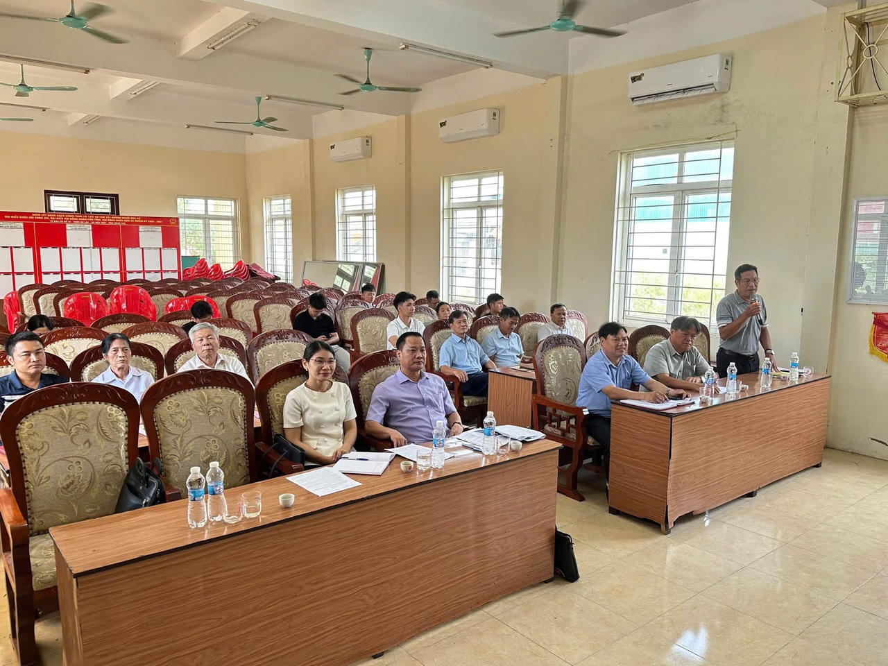 Ông Hoàng Văn Tựu Bí thư xã Việt Tiến trong cuộc họp dự sinh hoạt chi bộ thôn An Lạc (Ảnh Vũ Hùng)