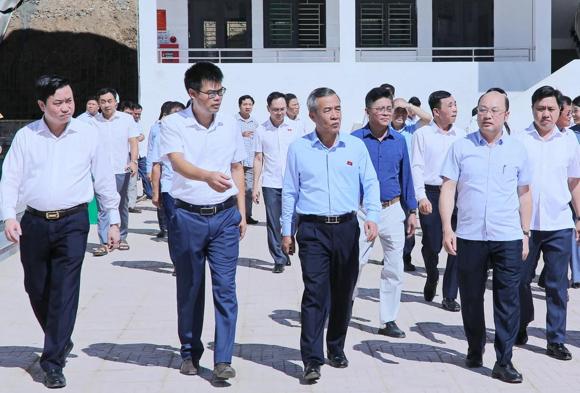 Đoàn công tác kiểm tra tại Trường Phổ thông nội trú Tiểu học và THCS Bát Mọt (Ảnh: MH).