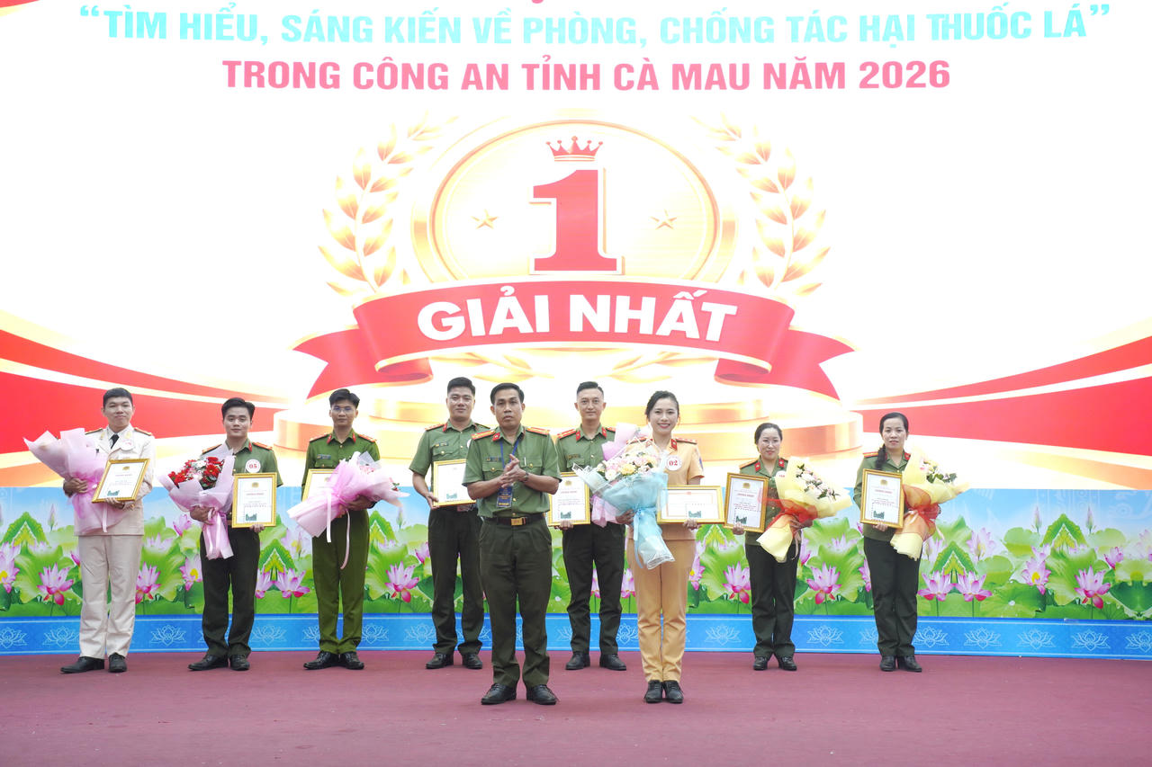 Ban Tổ chức trao giải Nhất cho đội thi Cụm Thi đua khối Cảnh sát nhân dân 2 (Ảnh: H.Đ).