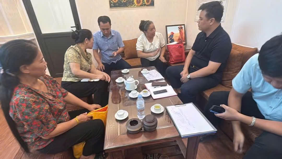 Chủ tịch UBND xã Việt Tiến, Nguyễn Đức Đoàn cùng cán bộ thôn Vân Nội đã đến vận động gia đình ông Nguyễn Thanh Biên và gia đình bà Nguyễn Thị Thuý (Ảnh Vũ Hùng)