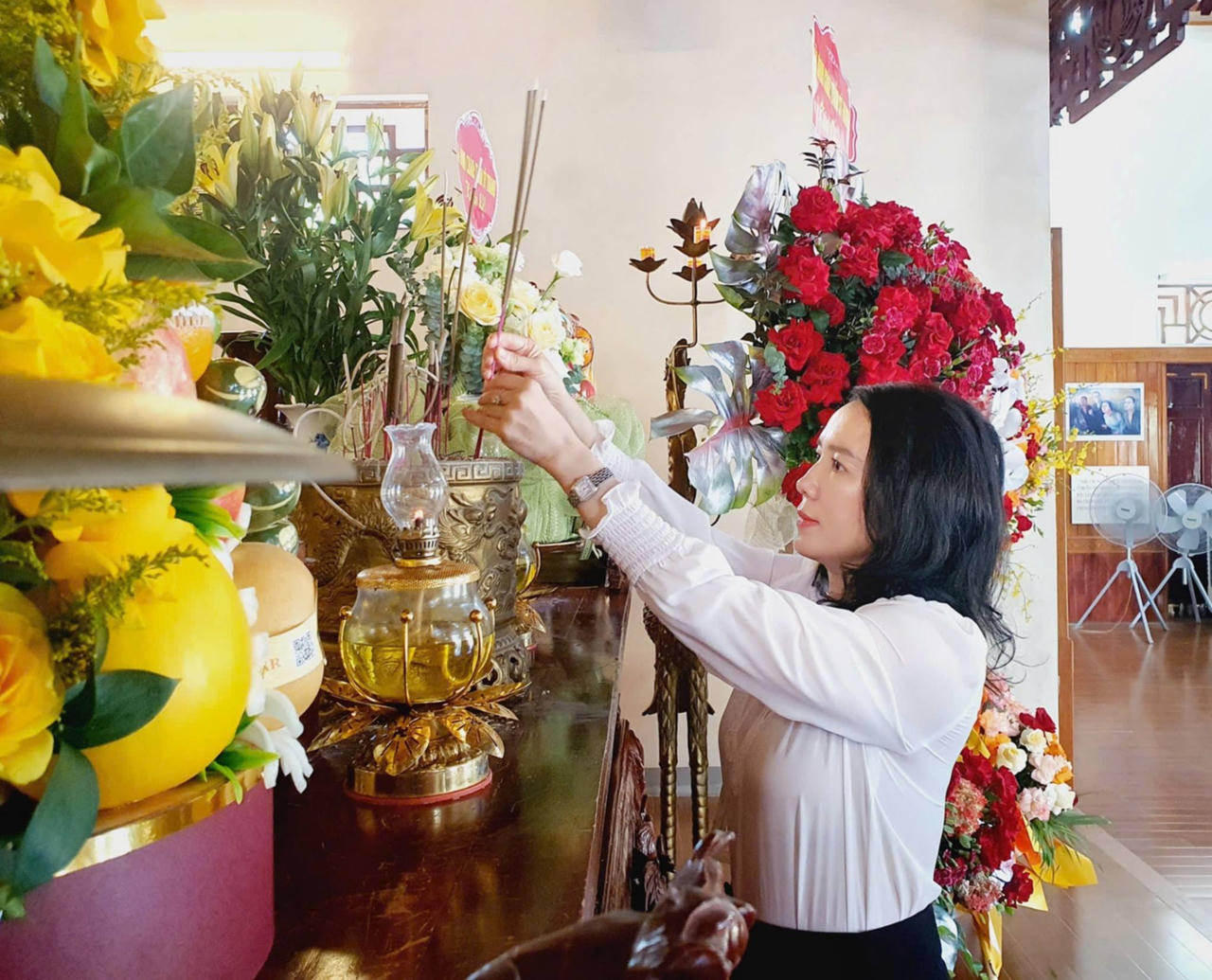 Giám đốc Sở Văn hóa, Thể thao và Du lịch Nghệ An Trần Thị Mỹ Hạnh dâng hương tưởng niệm đồng chí Nguyễn Thị Minh Khai. Ảnh: T.H