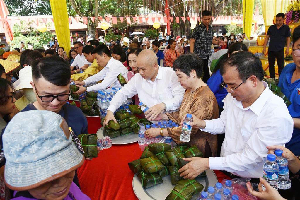 Tại lễ tưởng niệm Ban tổ chức cũng chuẩn bị 6.000 bánh chưng cùng nước dâng Thánh, thực hiện nghi lễ và phát lộc tới nhân dân, du khách thập phương tại sân đền Kiếp Bạc (ảnh Phương Thanh)