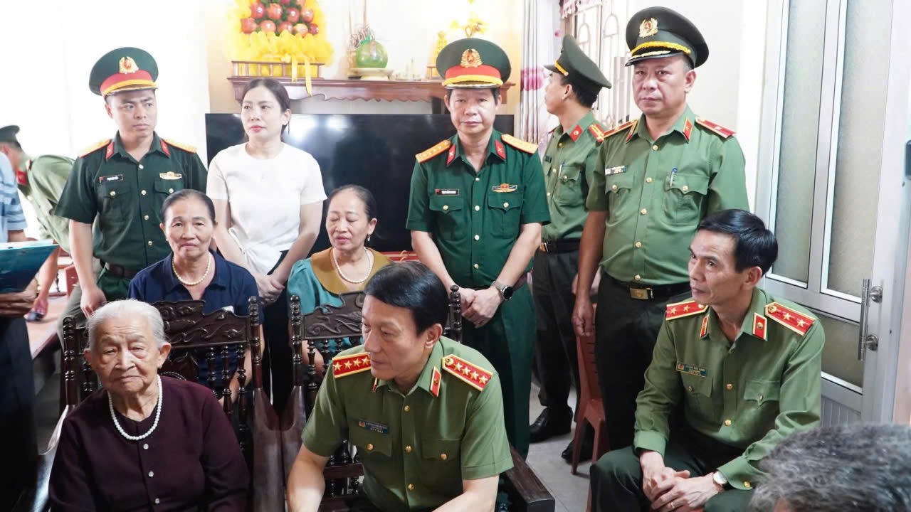 Đại tướng Lương Tam Quang và đoàn công tác đã tới thăm và tặng quà, động viên mẹ Liệt Sĩ Tạ Thị Hải. (Ảnh Vũ Hùng)