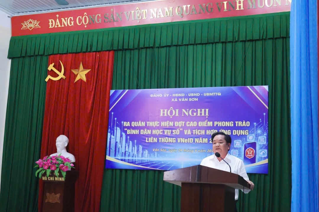 Ông Nguyễn Văn Hồng, Bí thư Đảng uỷ, Chủ tịch HĐND xã Vân Sơn phát biểu tại lễ ra quân (Ảnh Vũ Hùng)