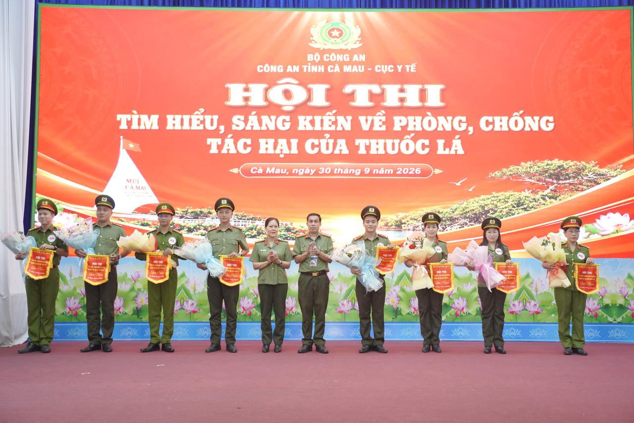 Đại tá Lê Tấn Vinh và Đại tá Lê Thị Thủy tặng hoa chúc mừng và cờ lưu niệm cho 8 đội thi (Ảnh: H.Đ).