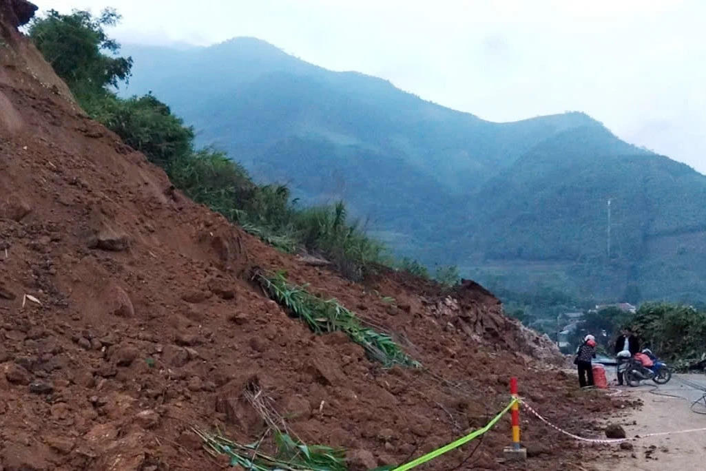 Sạt lở hơn 10.000m³ đất đá, Quốc lộ 279 qua Lào Cai bị tắc