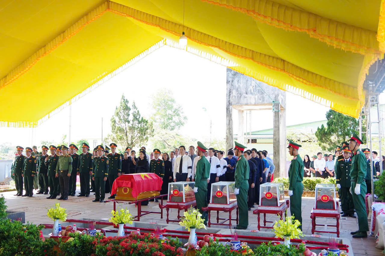 Trang nghiêm lễ truy điệu, an táng 30 hài cốt liệt sĩ tại Quảng Trị