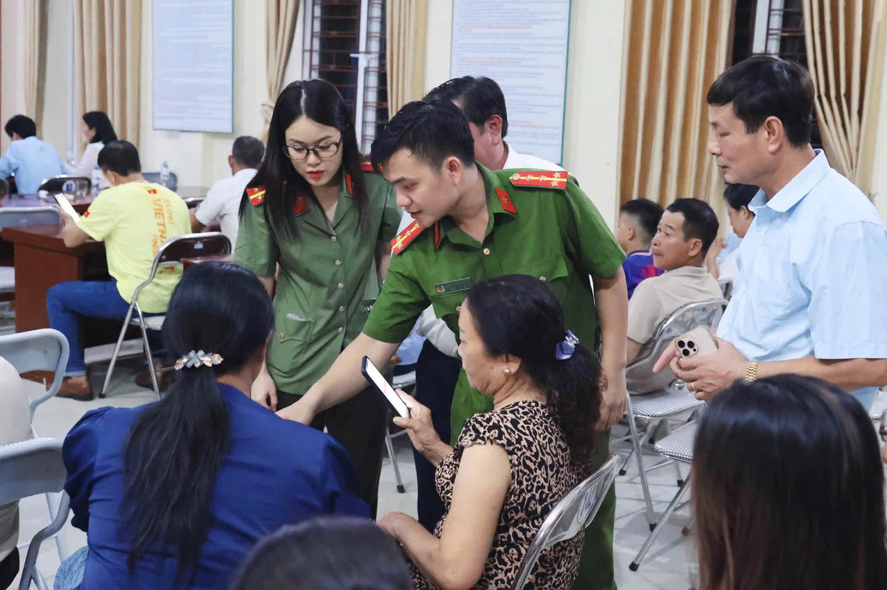 UBND xã Vân Sơn phân công cán bộ phụ trách từng địa bàn, duy trì các đầu mối tiếp nhận và xử lý khó khăn phát sinh sau đợt ra quân. (Ảnh Vũ Hùng)