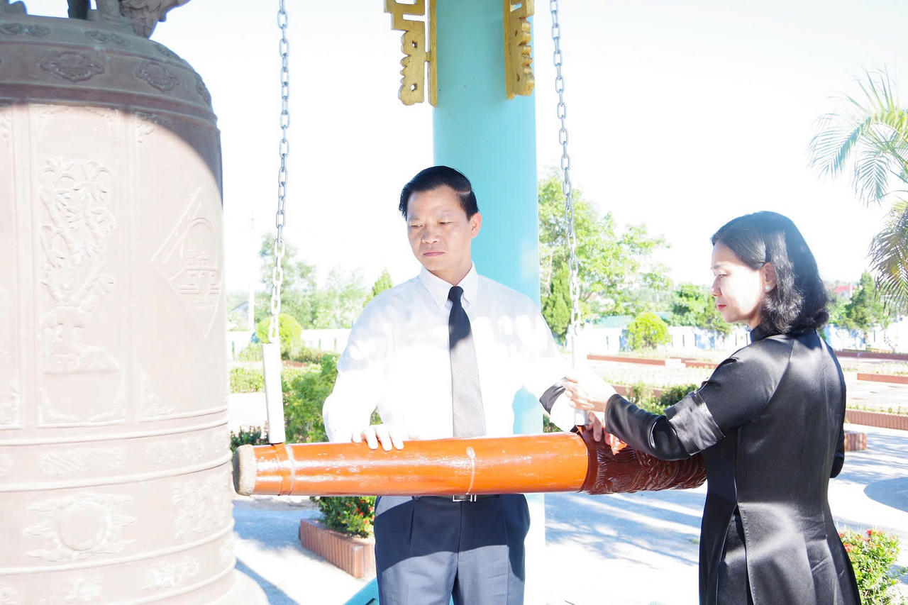 Bà Nguyễn Thị Tuyến, Phó Bí thư Đảng ủy Chính phủ và ông Vương Quốc Tuấn, Bí thư Tỉnh ủy Quảng Trị thực hiện nghi thức thỉnh chuông. (Ảnh: X.D)