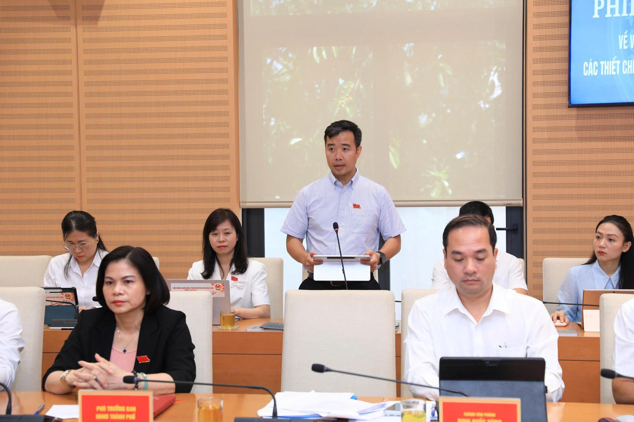 Các đại biểu phát biểu tại phiên giải trình.