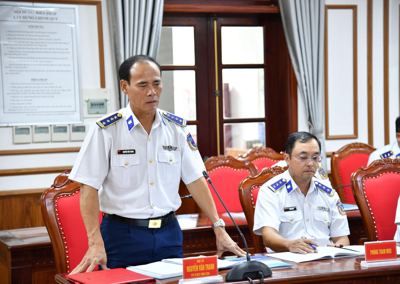 Đại tá Nguyễn Văn Tranh - Phó Tư lệnh Pháp luật Bộ Tư lệnh Vùng Cảnh sát biển 4 phát biểu tại Hội nghị. Ảnh: Đức Thái