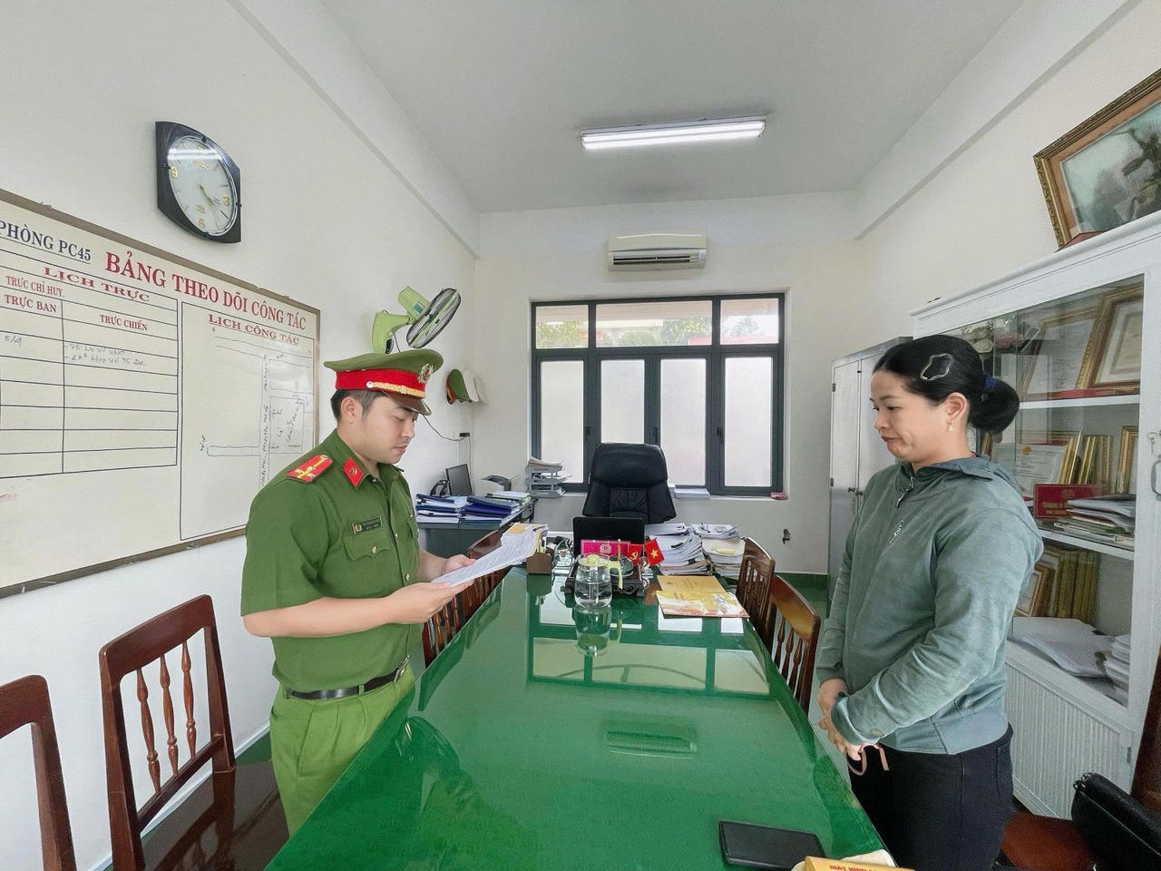 Quyết định khởi tố bị can Nguyễn Thị Như Ý - Kế toán trưởng Công ty TNHH Lý Tuấn về tội Mua bán trái phép hoá đơn và trốn thuế. (Ảnh Công an tỉnh Quảng Ngãi)