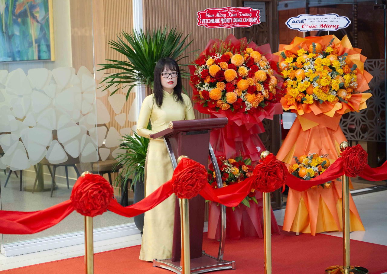 Bà Đoàn Hồng Nhung - Thành viên Ban điều hành, Giám đốc Khối Bán lẻ Vietcombank phát biểu tại lễ khai trương