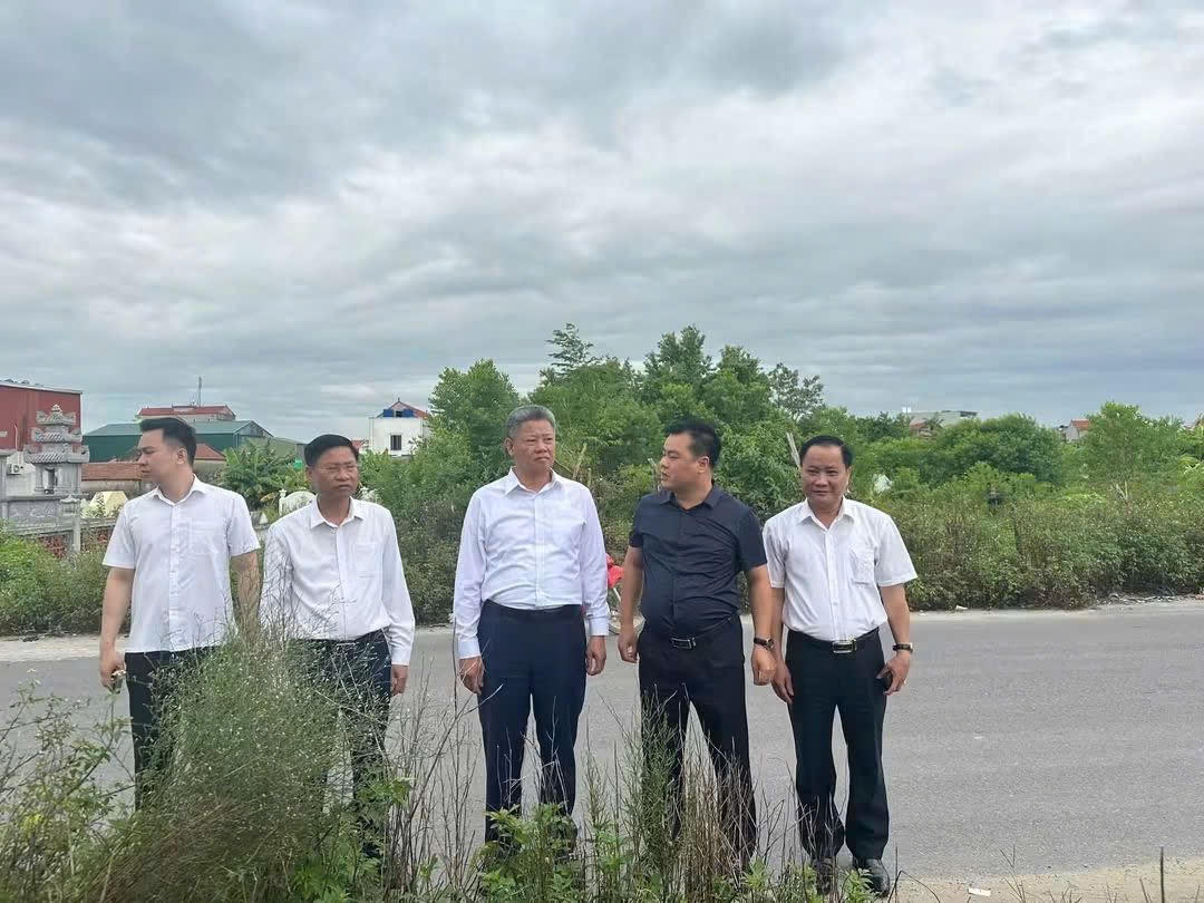 Chủ tịch UBND tỉnh Hưng Yên Nguyễn Mạnh Quyền cùng lãnh đạo xã Việt Tiến khảo sát thực địa, nắm tình hình triển khai các công trình, dự án trên địa bàn. (Ảnh Vũ Hùng)