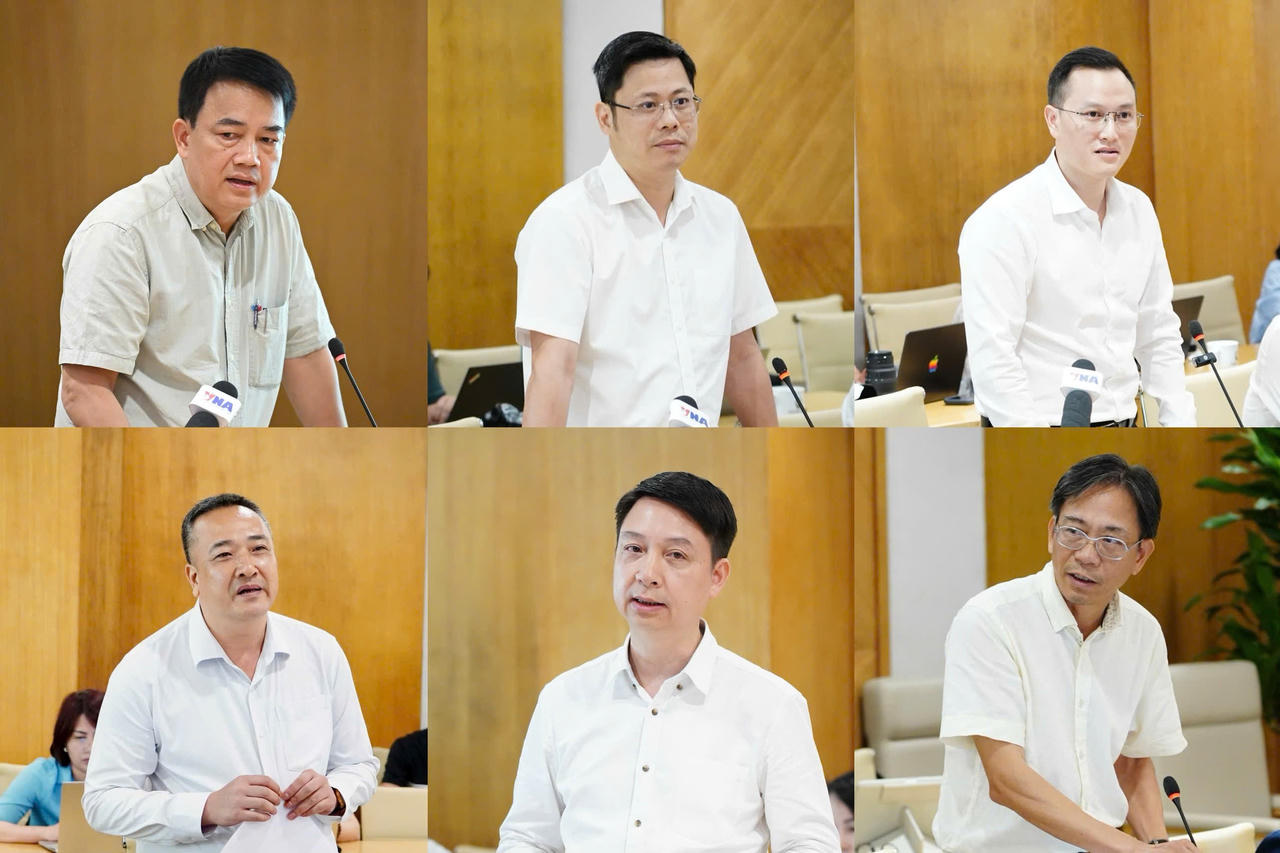 Đại diện lãnh đạo một số cơ quan, đơn vị thuộc Bộ trả lời các câu hỏi của các nhà báo, phóng viên tại Họp báo. (Ảnh: MST)